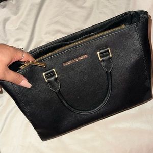 Beautiful Black Micheal Kors Tote 👛 !!!!